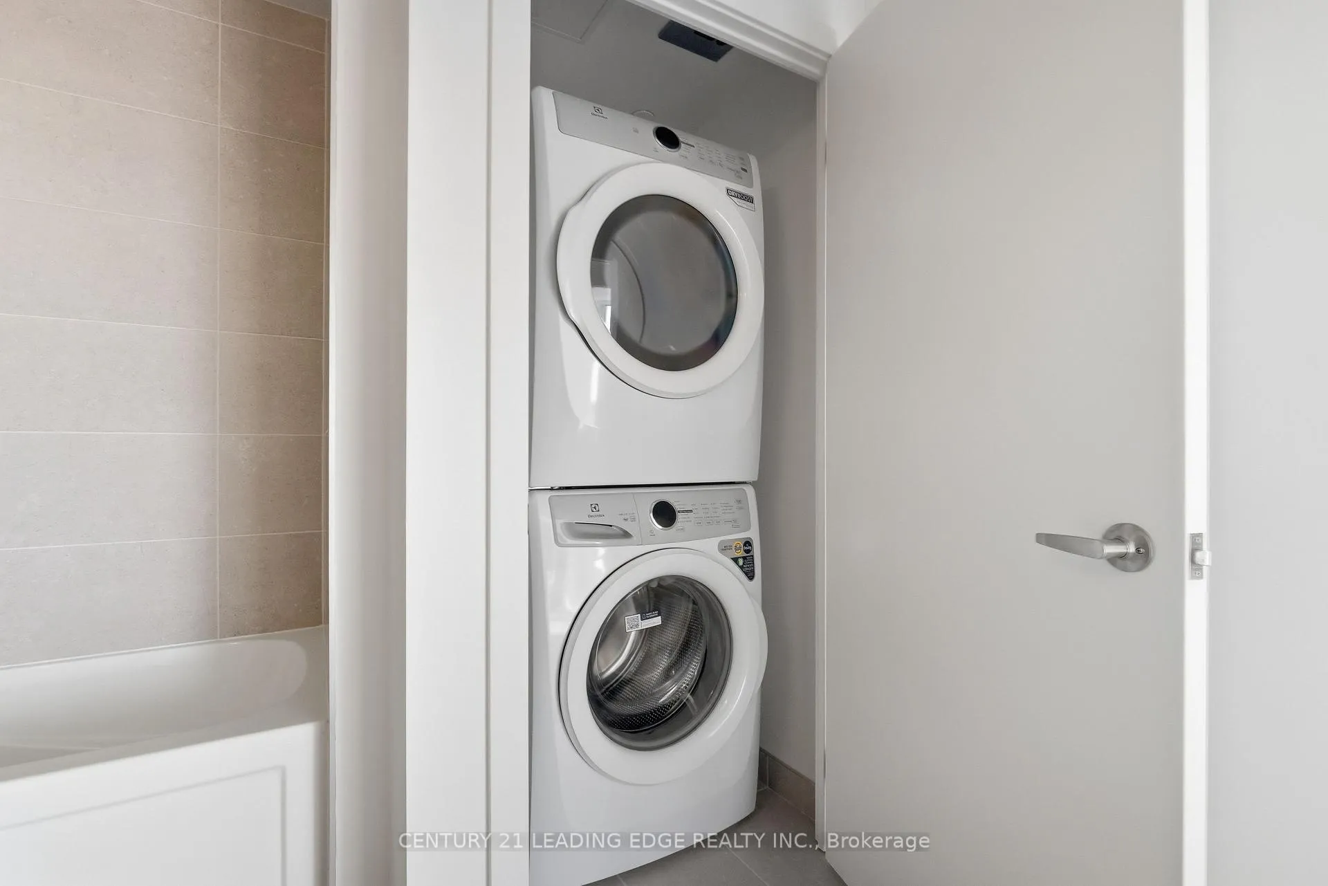 Photo 17 of Unit 910, 2088 James Street, Burlington, Brant — HOMEH