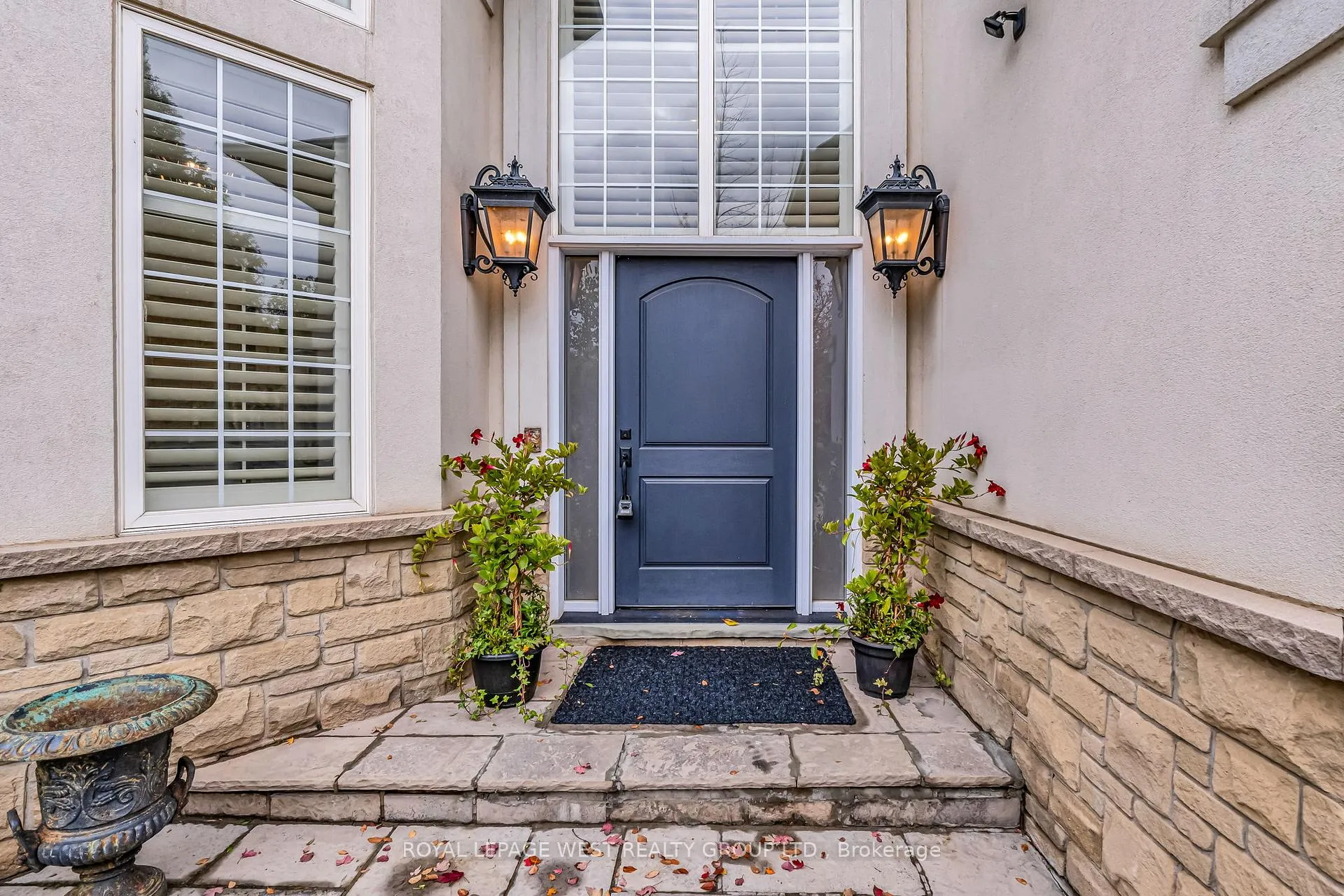 Photo 2 of 35 Playfair Court, Hamilton, Ancaster — HOMEH