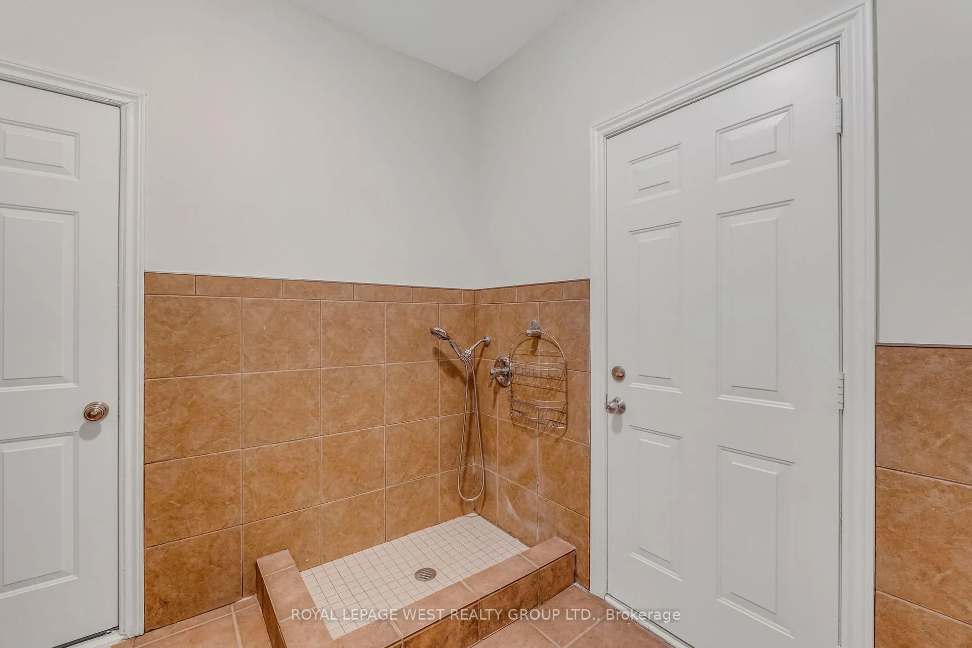 Photo 17 of 35 Playfair Court, Hamilton, Ancaster — HOMEH