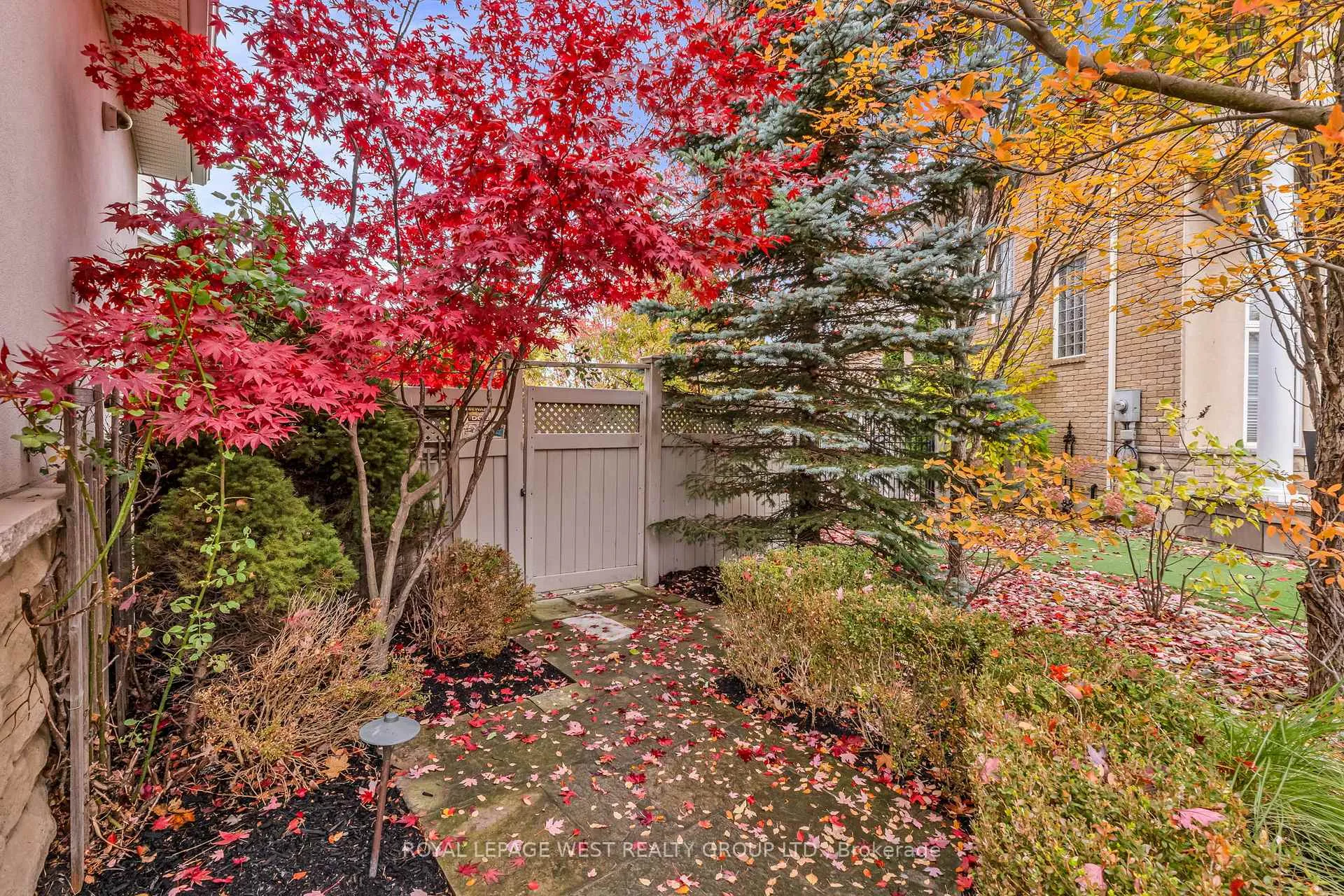 Photo 30 of 35 Playfair Court, Hamilton, Ancaster — HOMEH