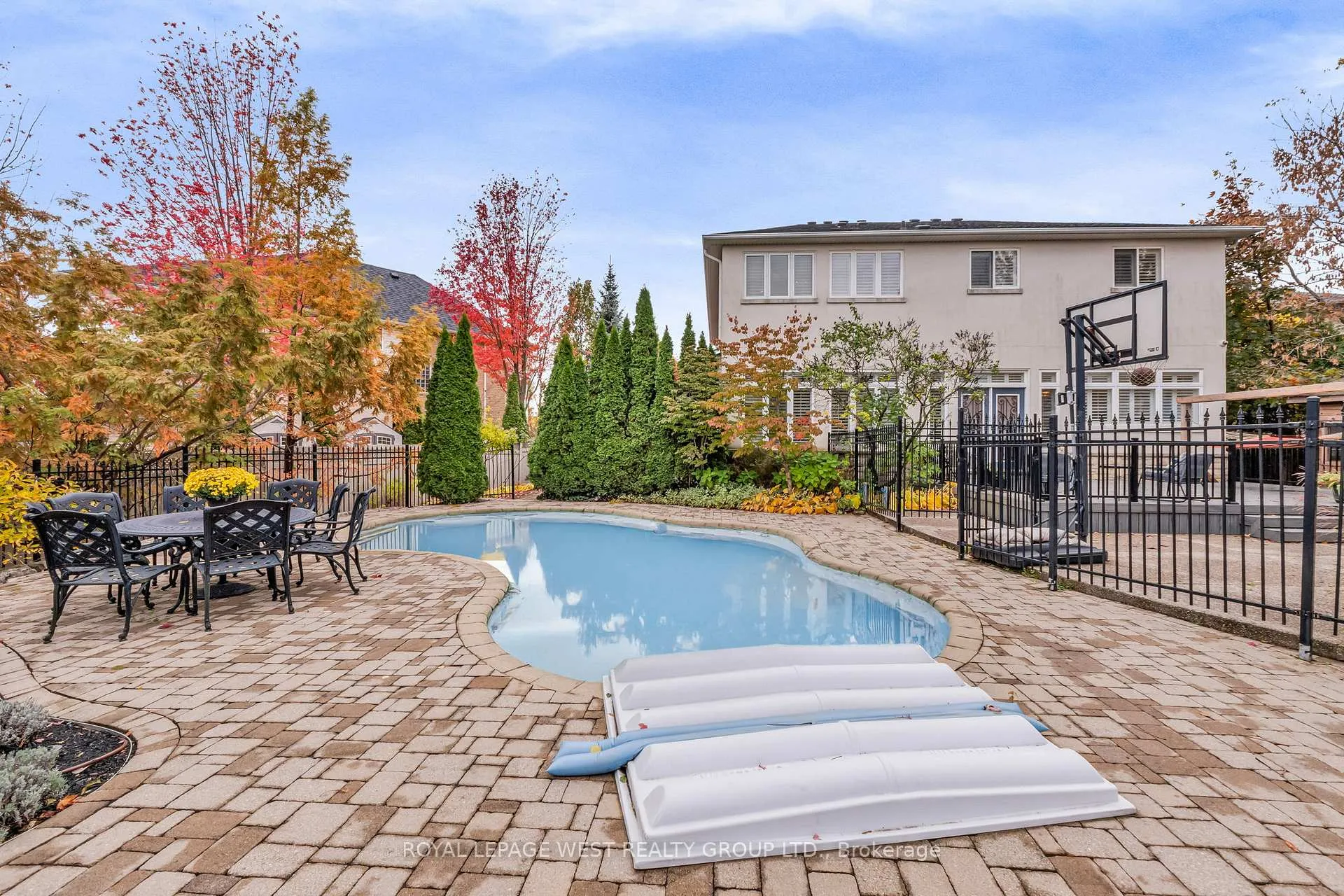 Photo 33 of 35 Playfair Court, Hamilton, Ancaster — HOMEH