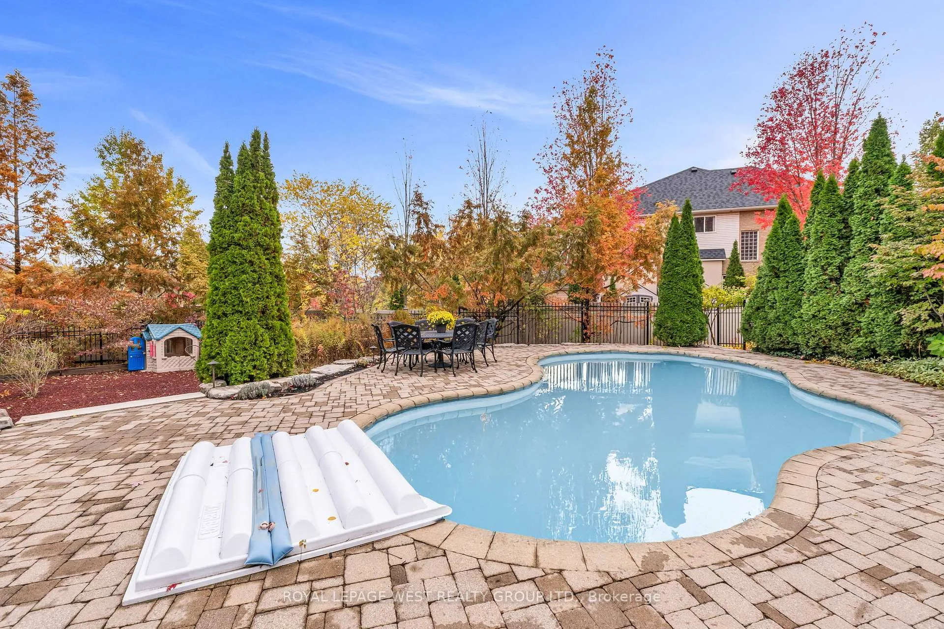 Photo 34 of 35 Playfair Court, Hamilton, Ancaster — HOMEH