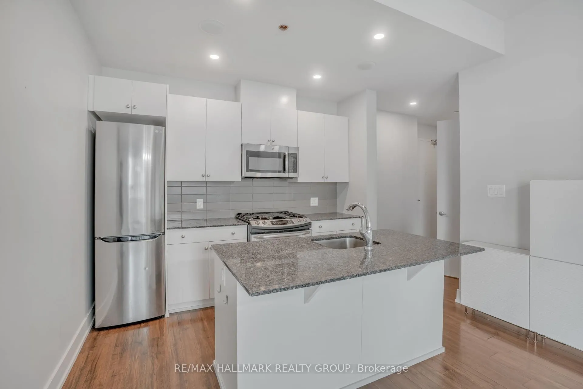 Photo 3 of Unit 1004, 100 Champagne Avenue, Ottawa, West Centre Town — HOMEH