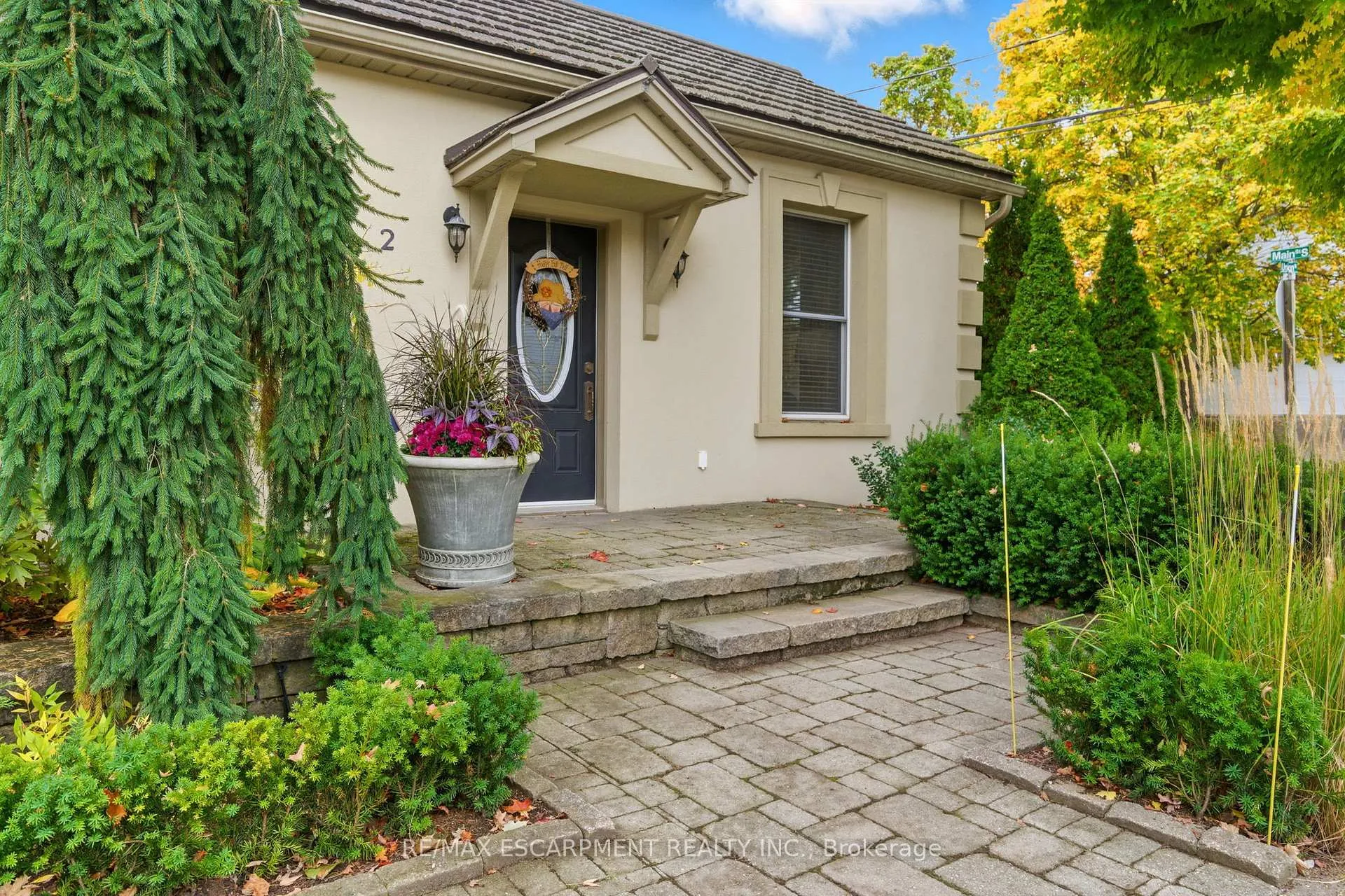 Photo 3 of 2 Union Street, Hamilton, Waterdown — HOMEH