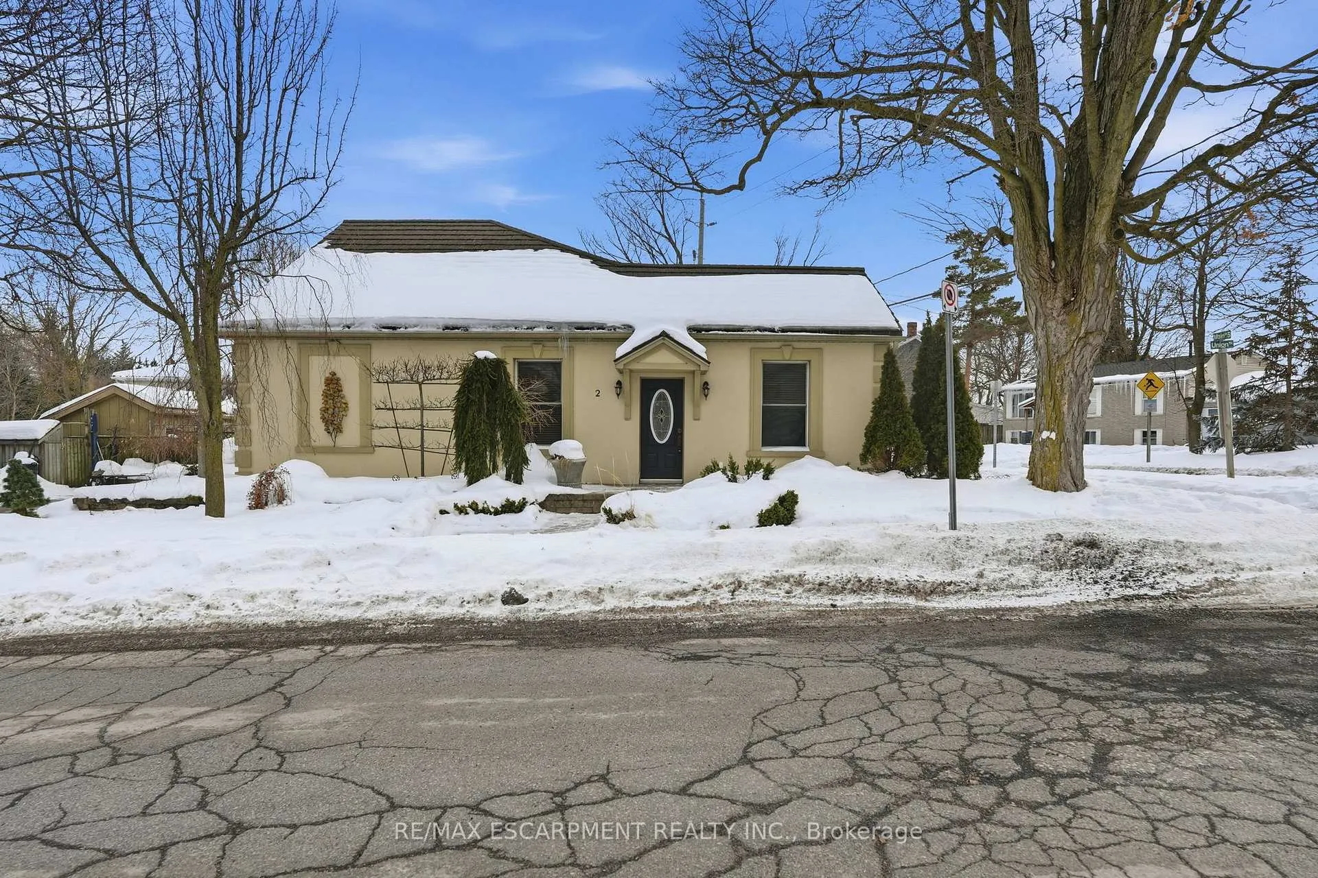 Photo 4 of 2 Union Street, Hamilton, Waterdown — HOMEH