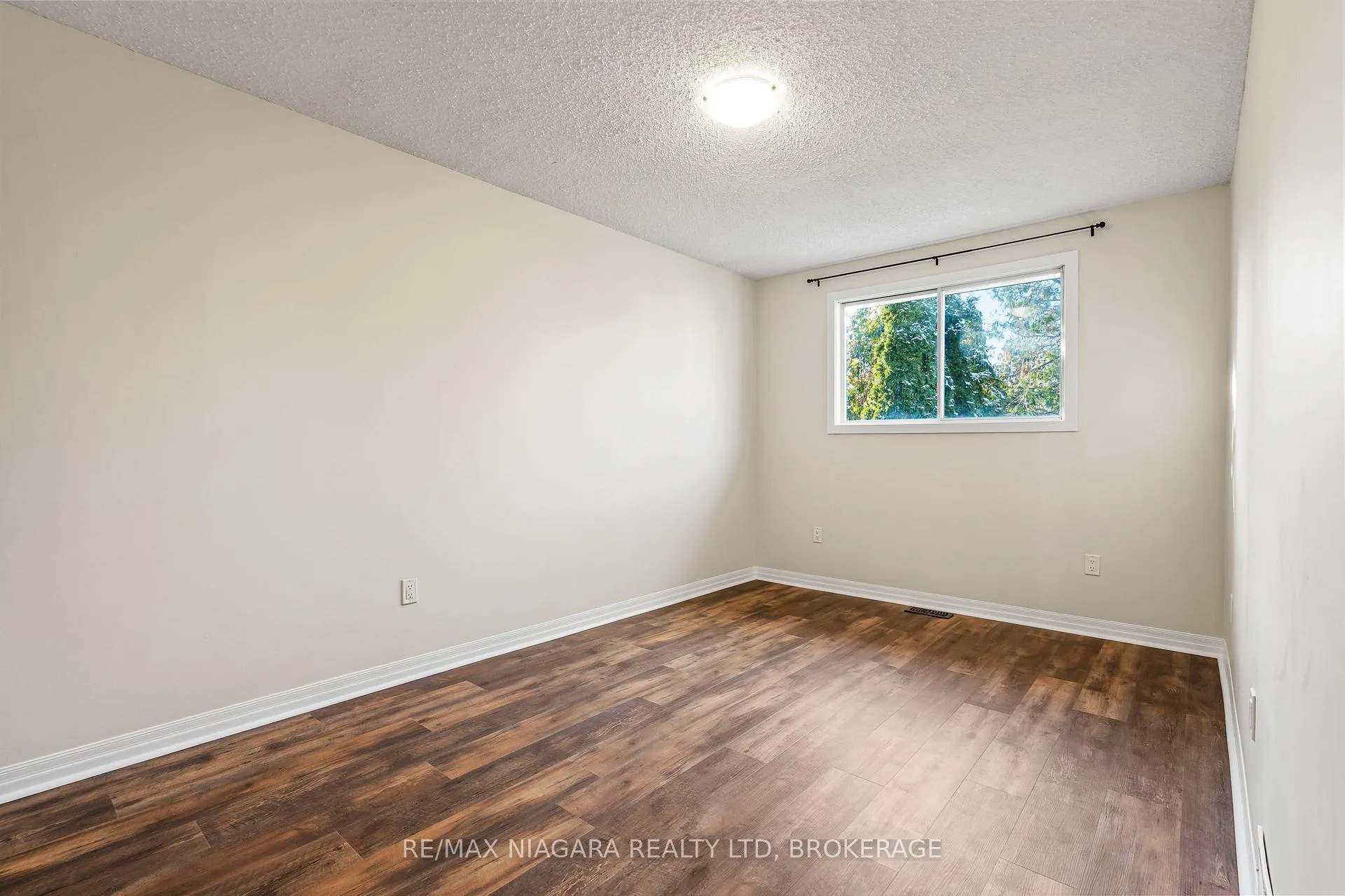 Photo 10 of 57 Lorne Street, St. Catharines, E. Chester — HOMEH