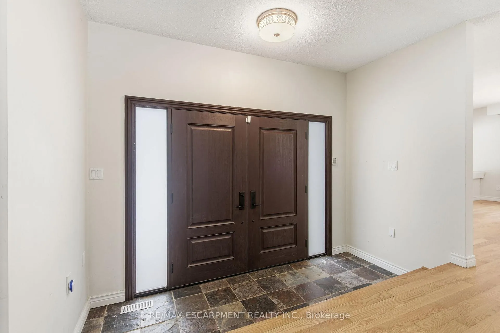 Photo 6 of 563 6th Concession Road W, Hamilton, Rural Flamborough — HOMEH