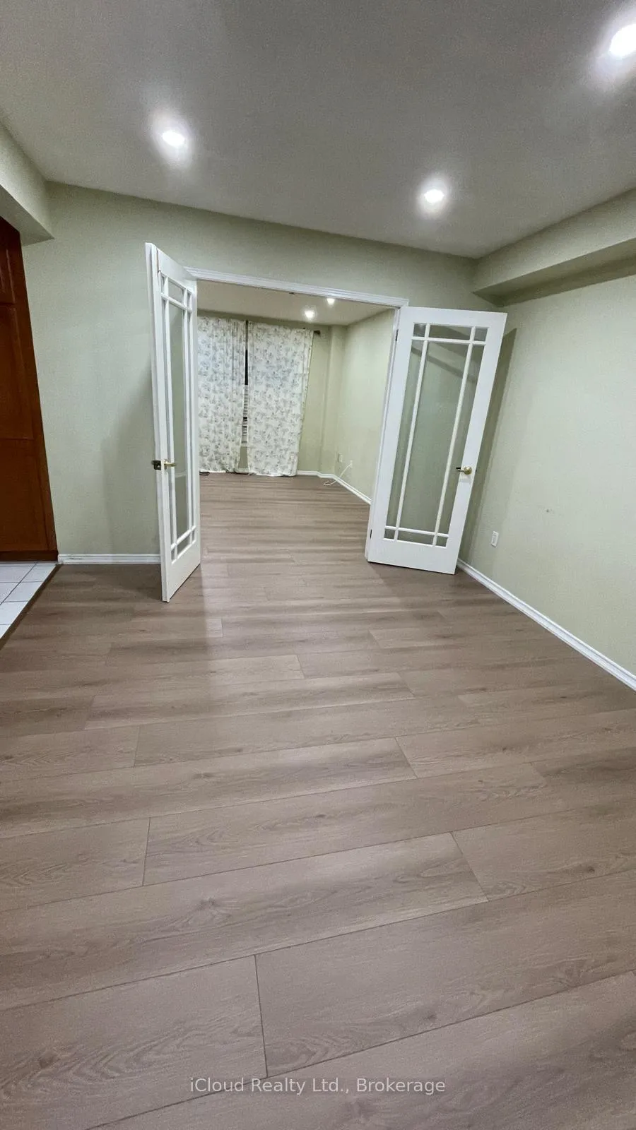 Photo 8 of 33 Fenflower ( Upper) Court, Brampton, Snelgrove — HOMEH