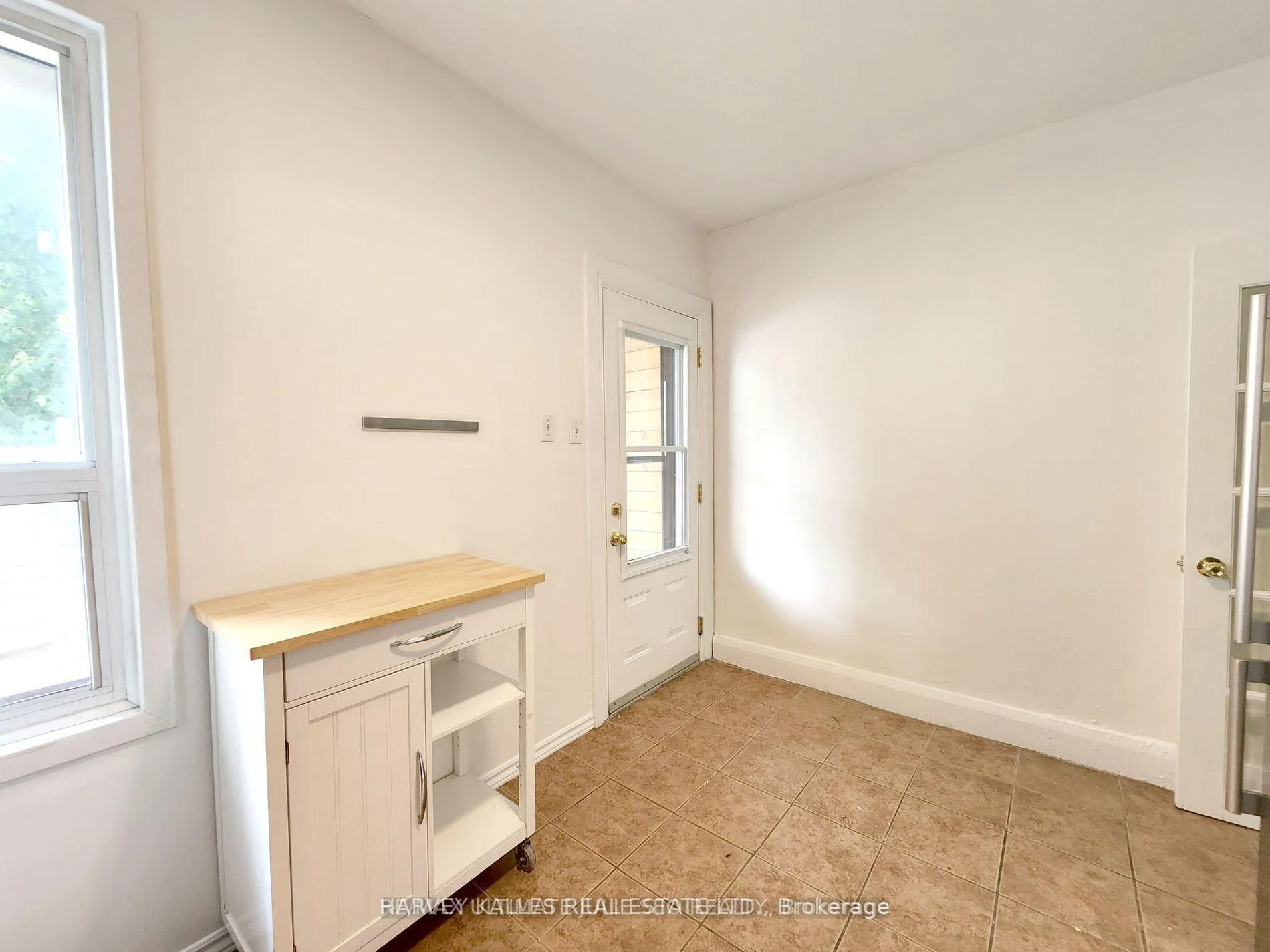 Photo 10 of Unit 2nd Flr, 832 St Clair Avenue, Toronto, Oakwood Village — HOMEH