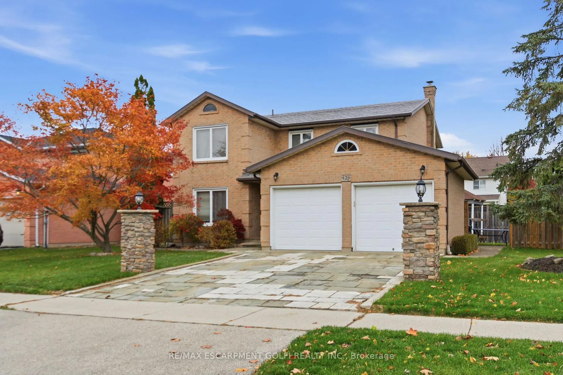Photo 3 of 2 Jeanette Avenue, Grimsby, Grimsby Beach — HOMEH