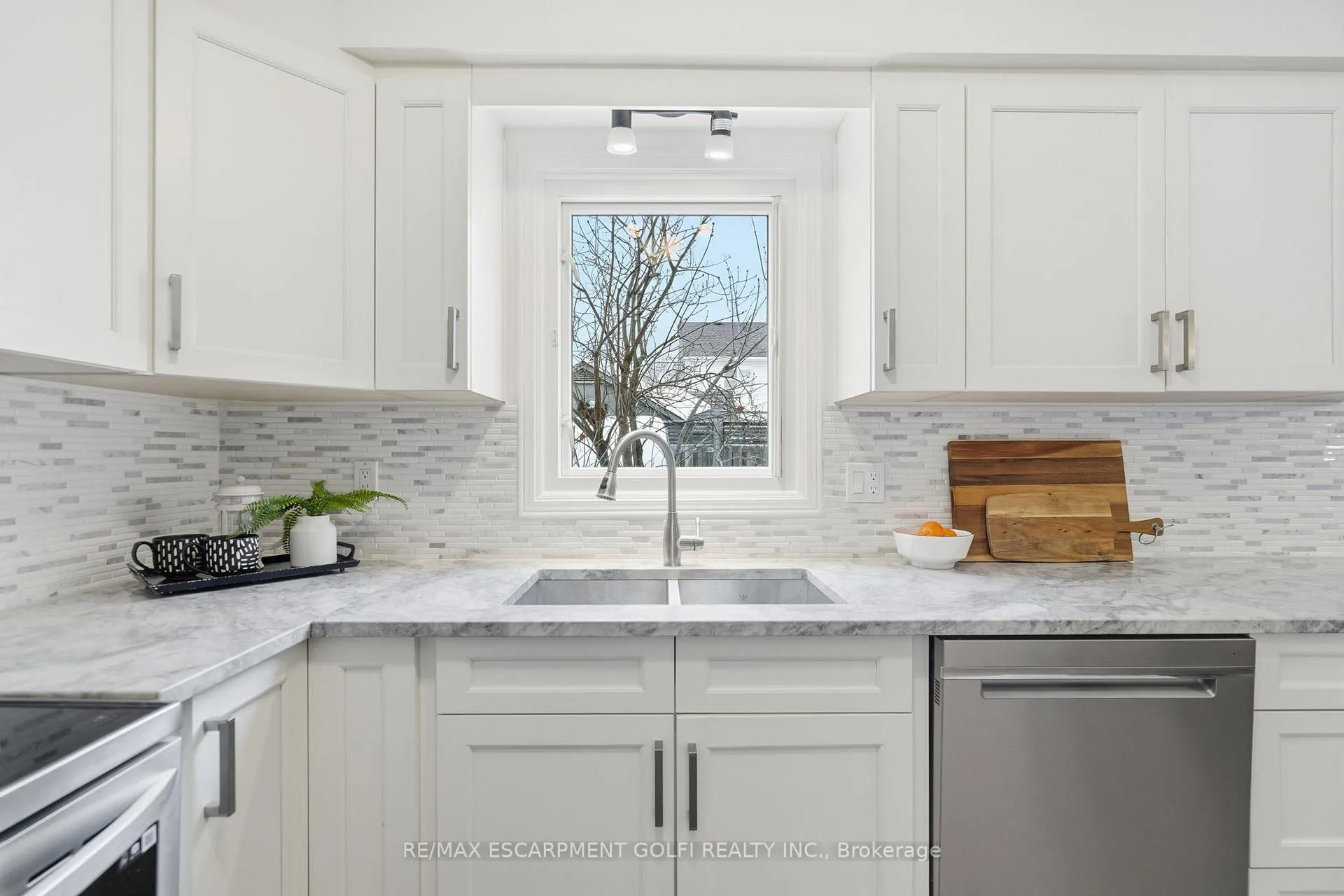 Photo 15 of 2 Jeanette Avenue, Grimsby, Grimsby Beach — HOMEH