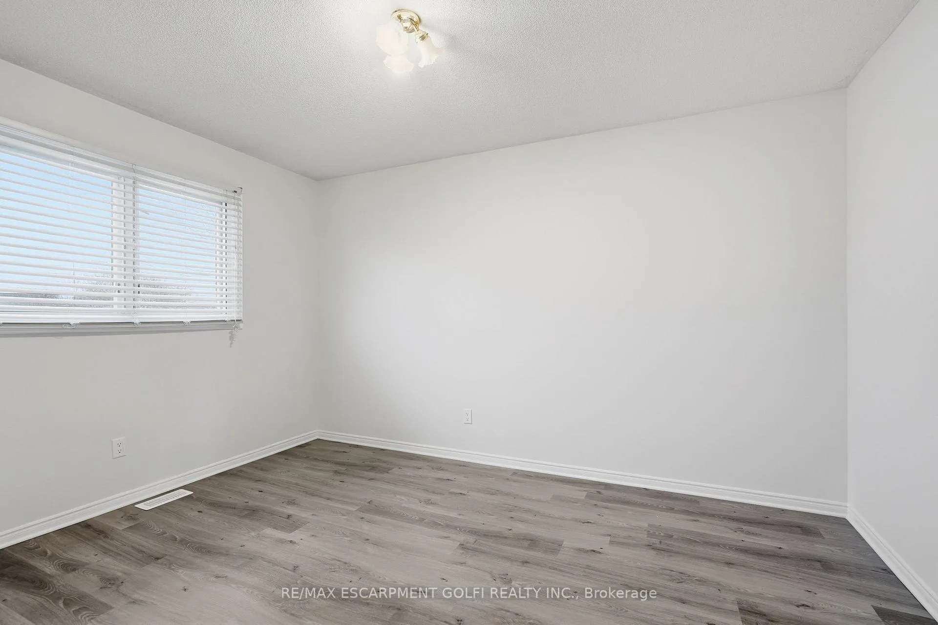 Photo 23 of 2 Jeanette Avenue, Grimsby, Grimsby Beach — HOMEH