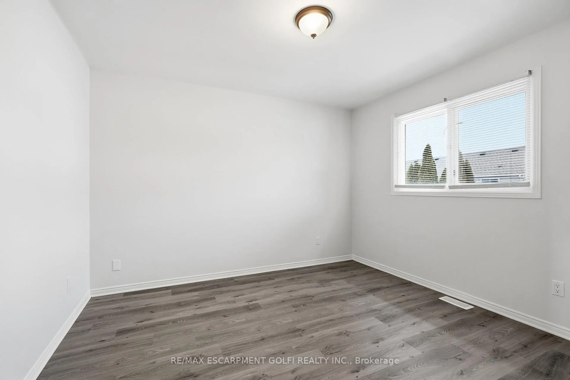 Photo 27 of 2 Jeanette Avenue, Grimsby, Grimsby Beach — HOMEH