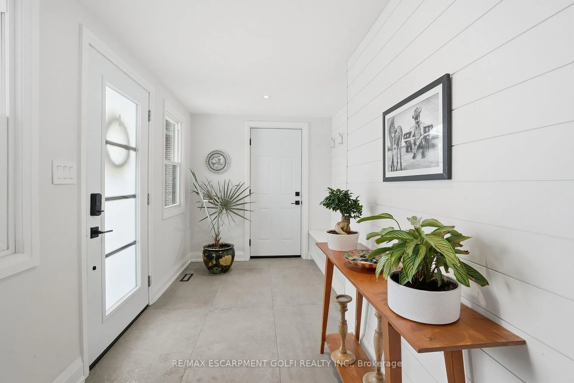 Photo 4 of 417 Elizabeth Street, Grimsby, Grimsby Beach — HOMEH