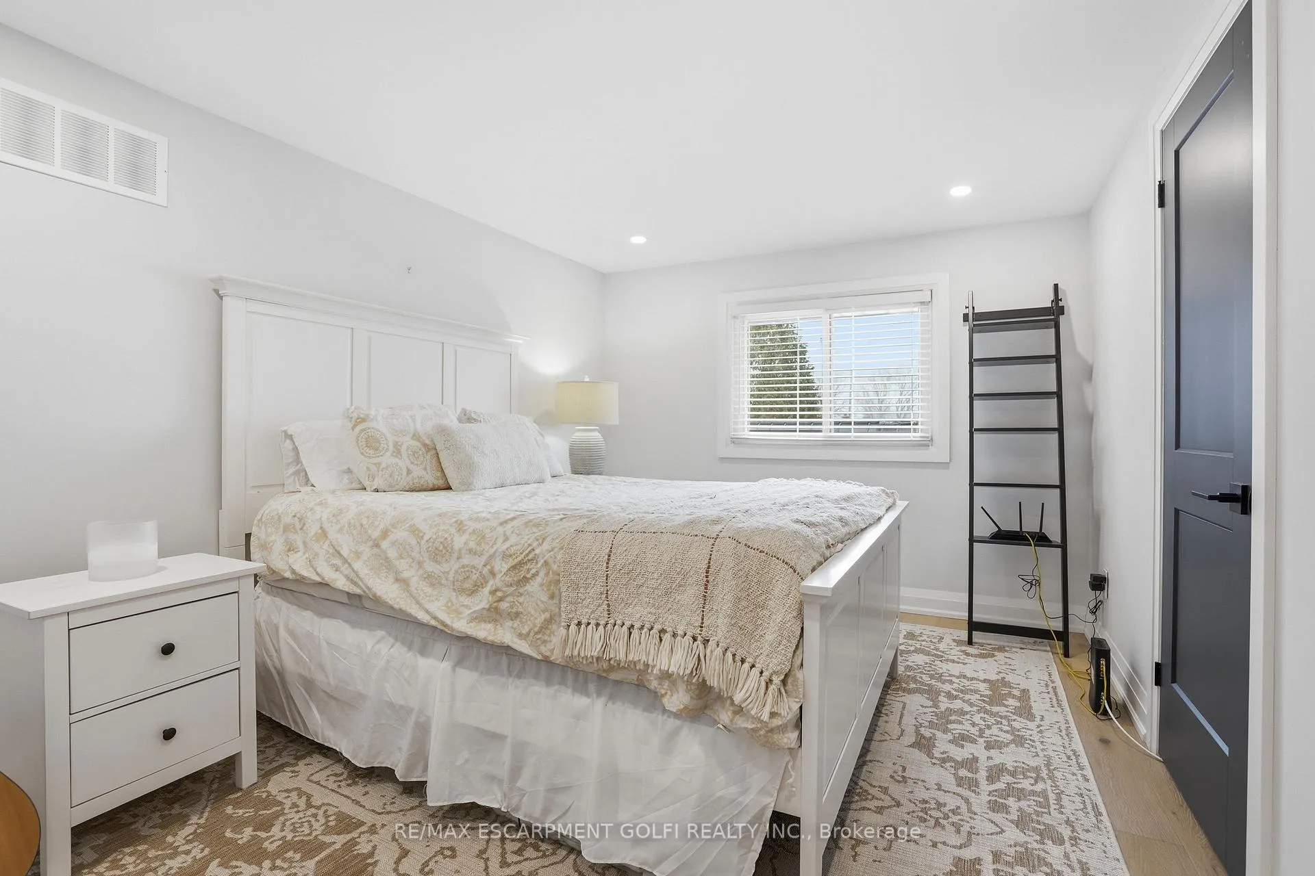 Photo 18 of 417 Elizabeth Street, Grimsby, Grimsby Beach — HOMEH