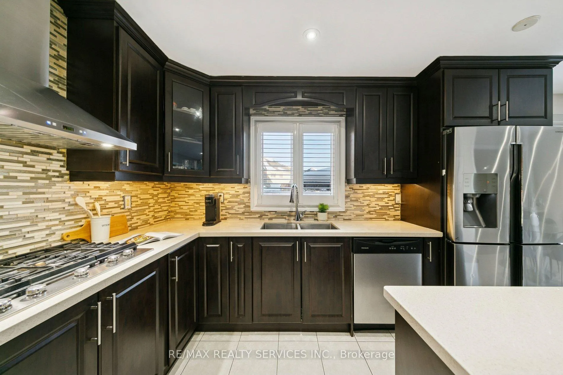 Photo 12 of 9 Beachville Circle, Brampton, Credit Valley — HOMEH