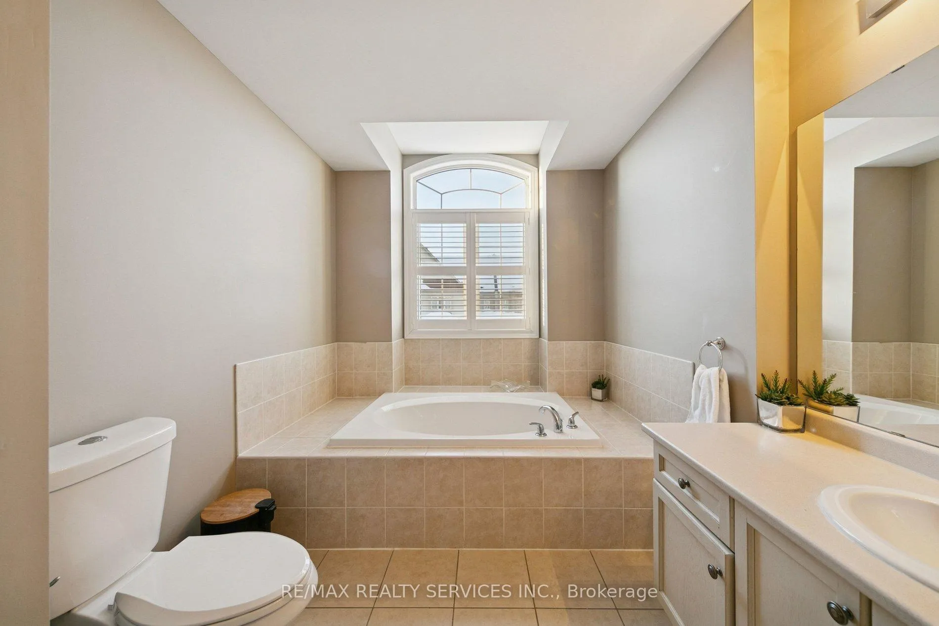 Photo 15 of 9 Beachville Circle, Brampton, Credit Valley — HOMEH