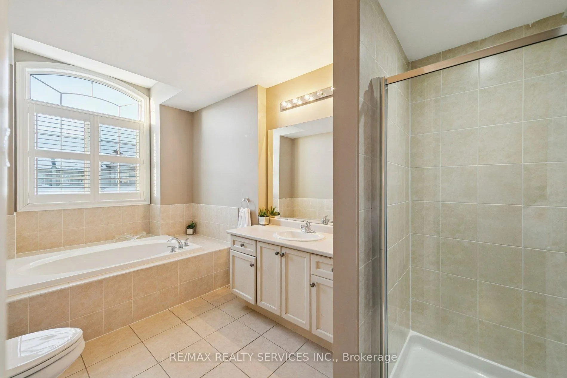 Photo 16 of 9 Beachville Circle, Brampton, Credit Valley — HOMEH