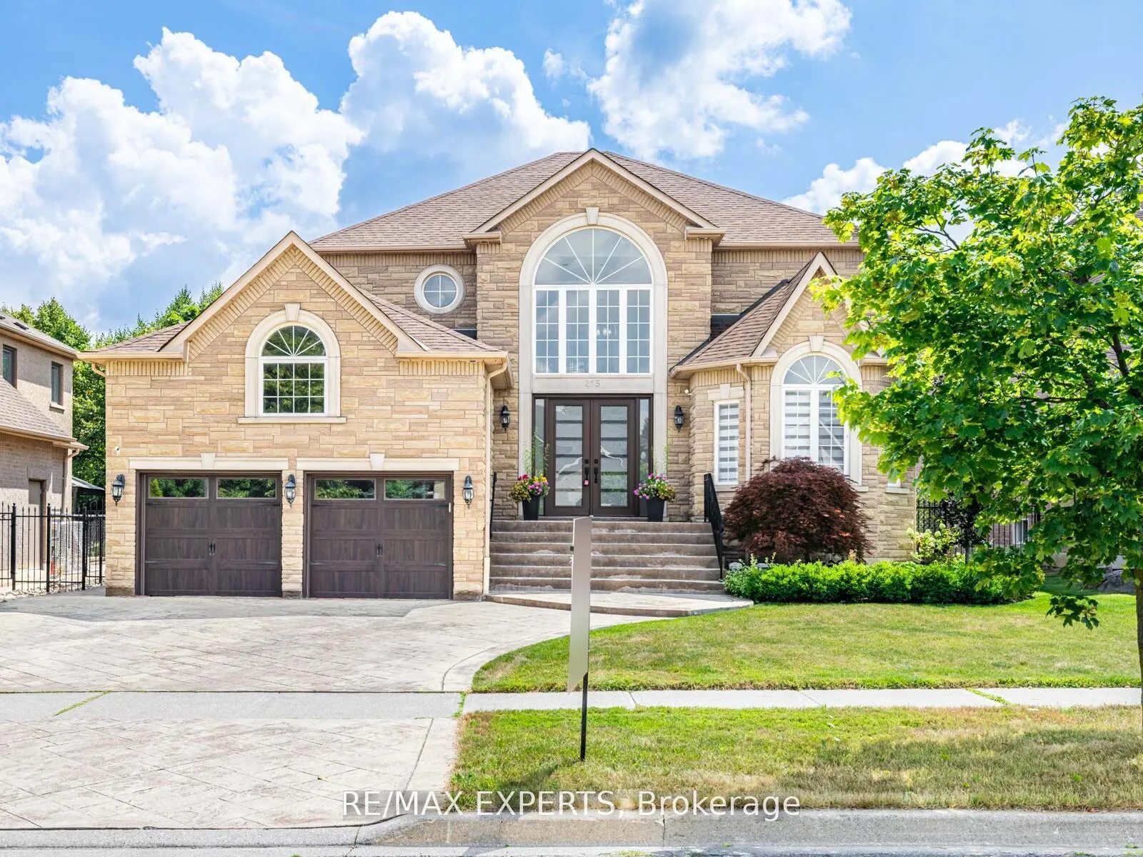 Photo 2 of 215 Thomson Creek Boulevard, Vaughan, Islington Woods — HOMEH
