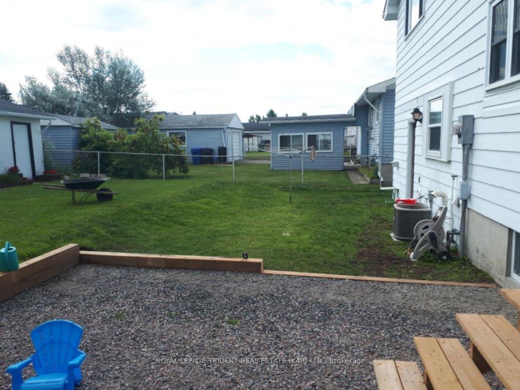 Photo 2 of 10 Ontario Avenue, Kapuskasing — HOMEH