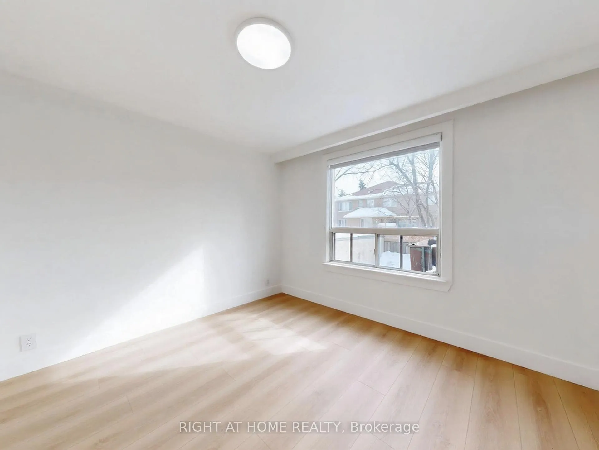 Photo 2 of Unit 2, 427 Lawrence Avenue W, Toronto, Bedford Park-Nortown — HOMEH
