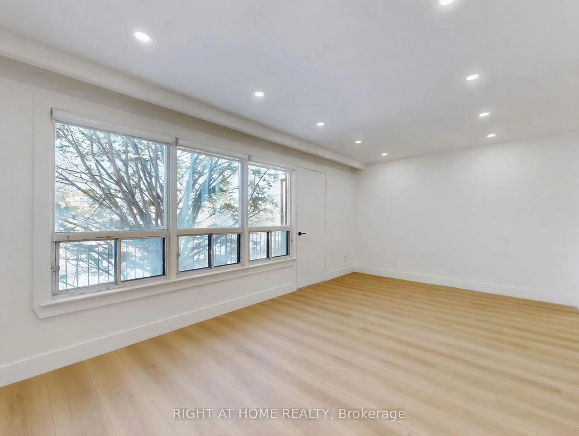 Photo 4 of Unit 2, 427 Lawrence Avenue W, Toronto, Bedford Park-Nortown — HOMEH