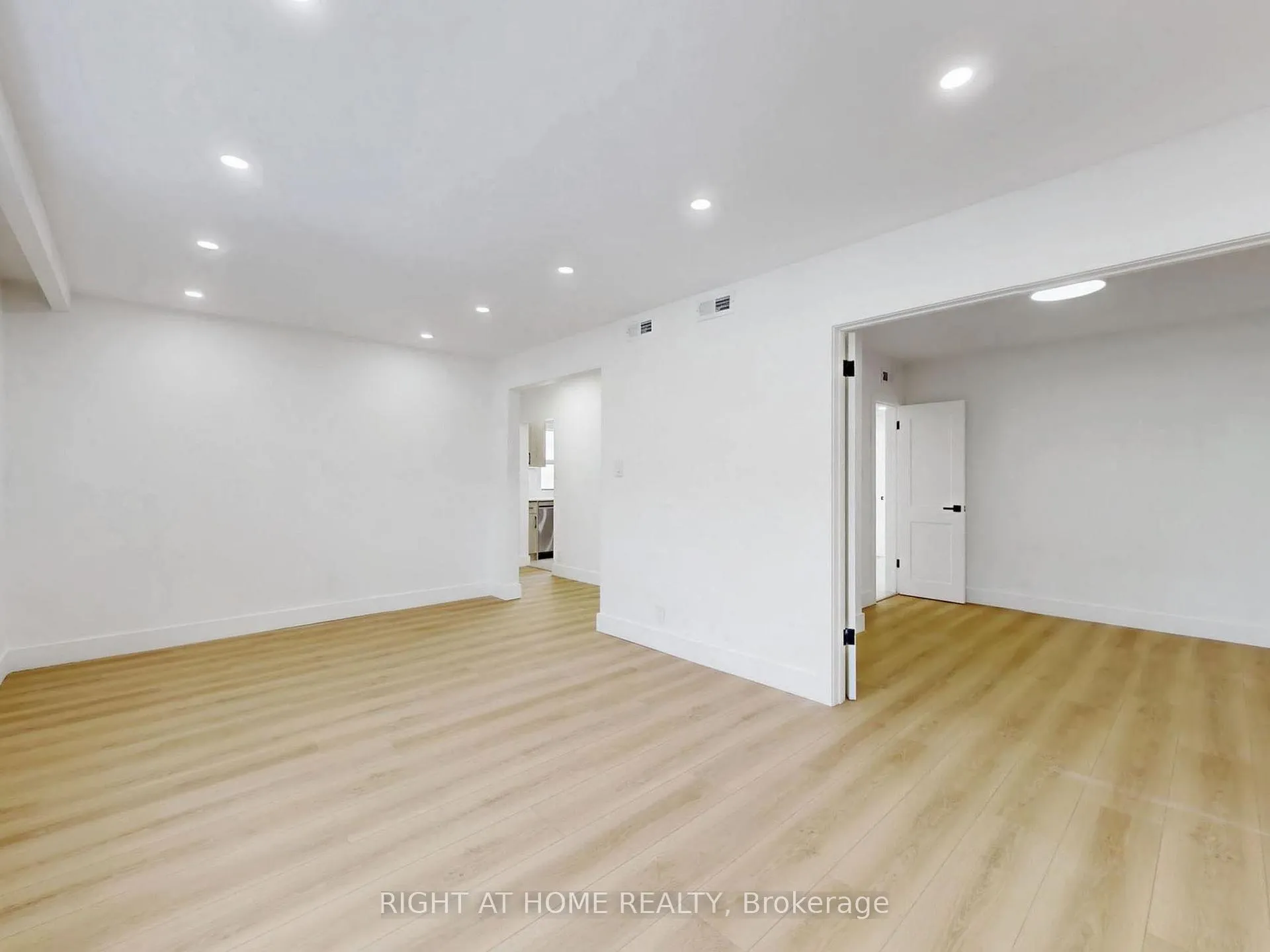 Photo 6 of Unit 2, 427 Lawrence Avenue W, Toronto, Bedford Park-Nortown — HOMEH