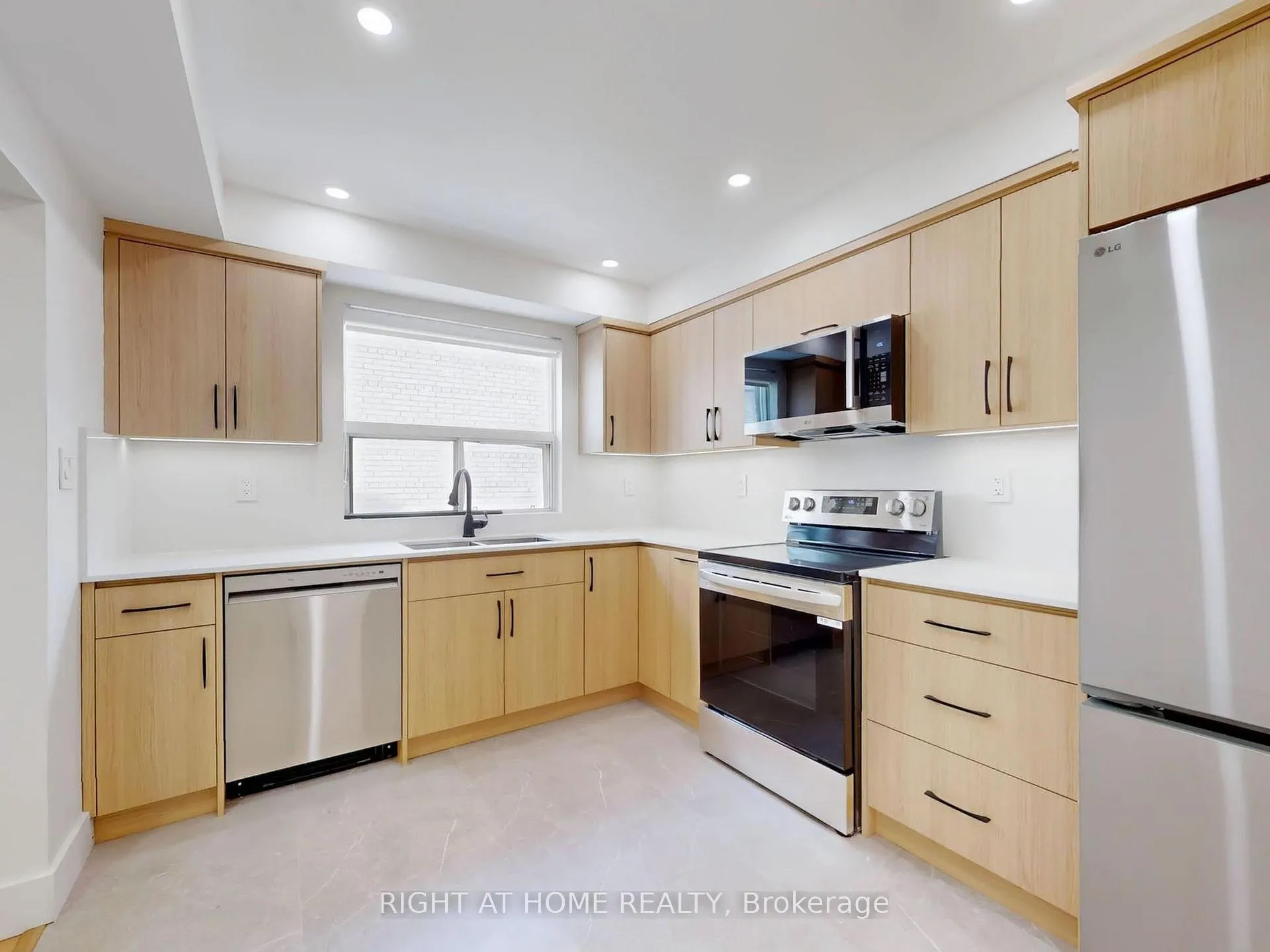 Photo 7 of Unit 2, 427 Lawrence Avenue W, Toronto, Bedford Park-Nortown — HOMEH