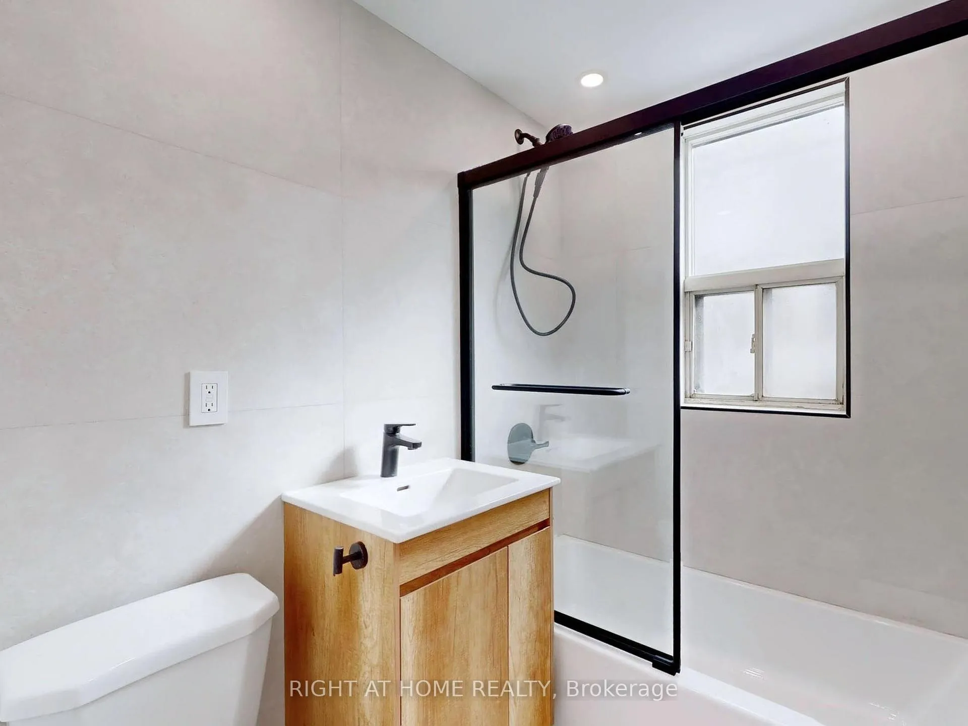 Photo 10 of Unit 2, 427 Lawrence Avenue W, Toronto, Bedford Park-Nortown — HOMEH