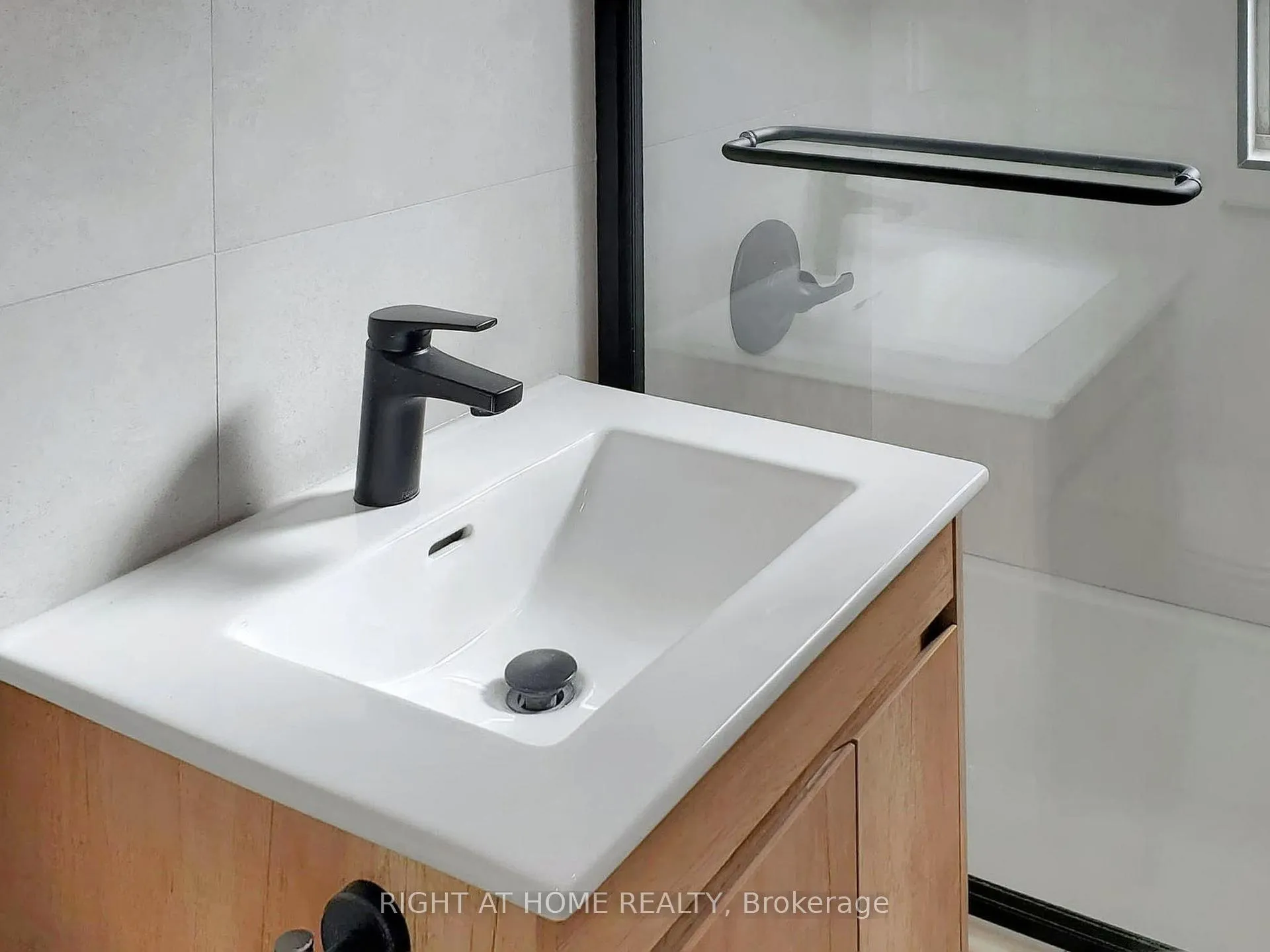 Photo 11 of Unit 2, 427 Lawrence Avenue W, Toronto, Bedford Park-Nortown — HOMEH