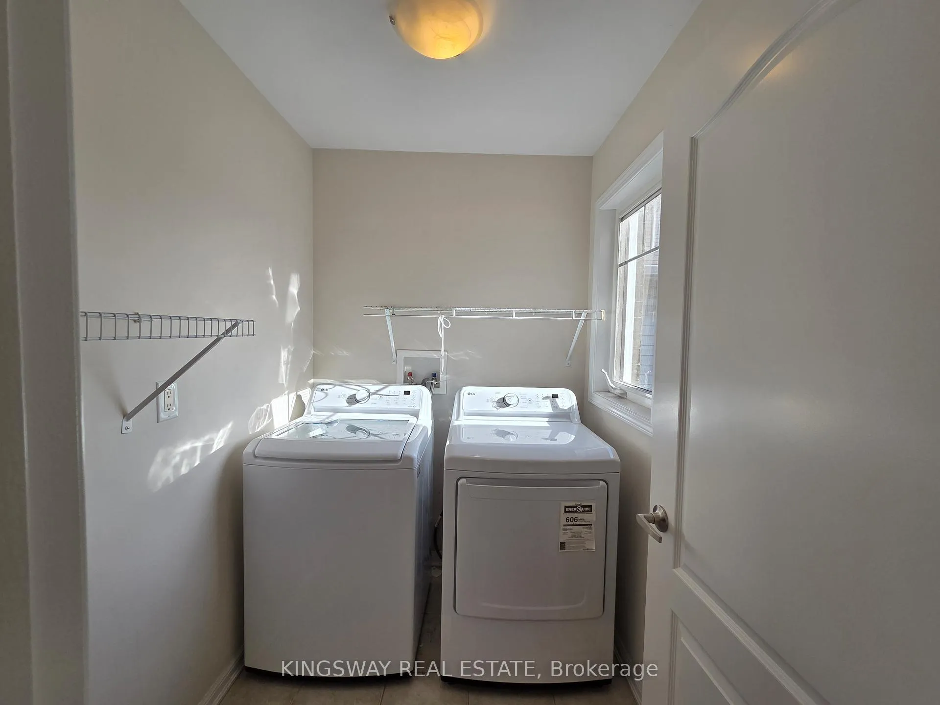 Photo 17 of 469 Tyrone Crescent, Milton, Willmott — HOMEH