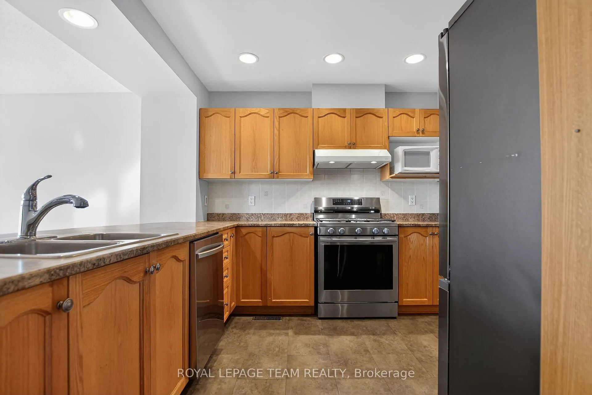 Photo 7 of 48 Saddlesmith Circle, Ottawa, Kanata - Emerald Meadows/Trailwest — HOMEH
