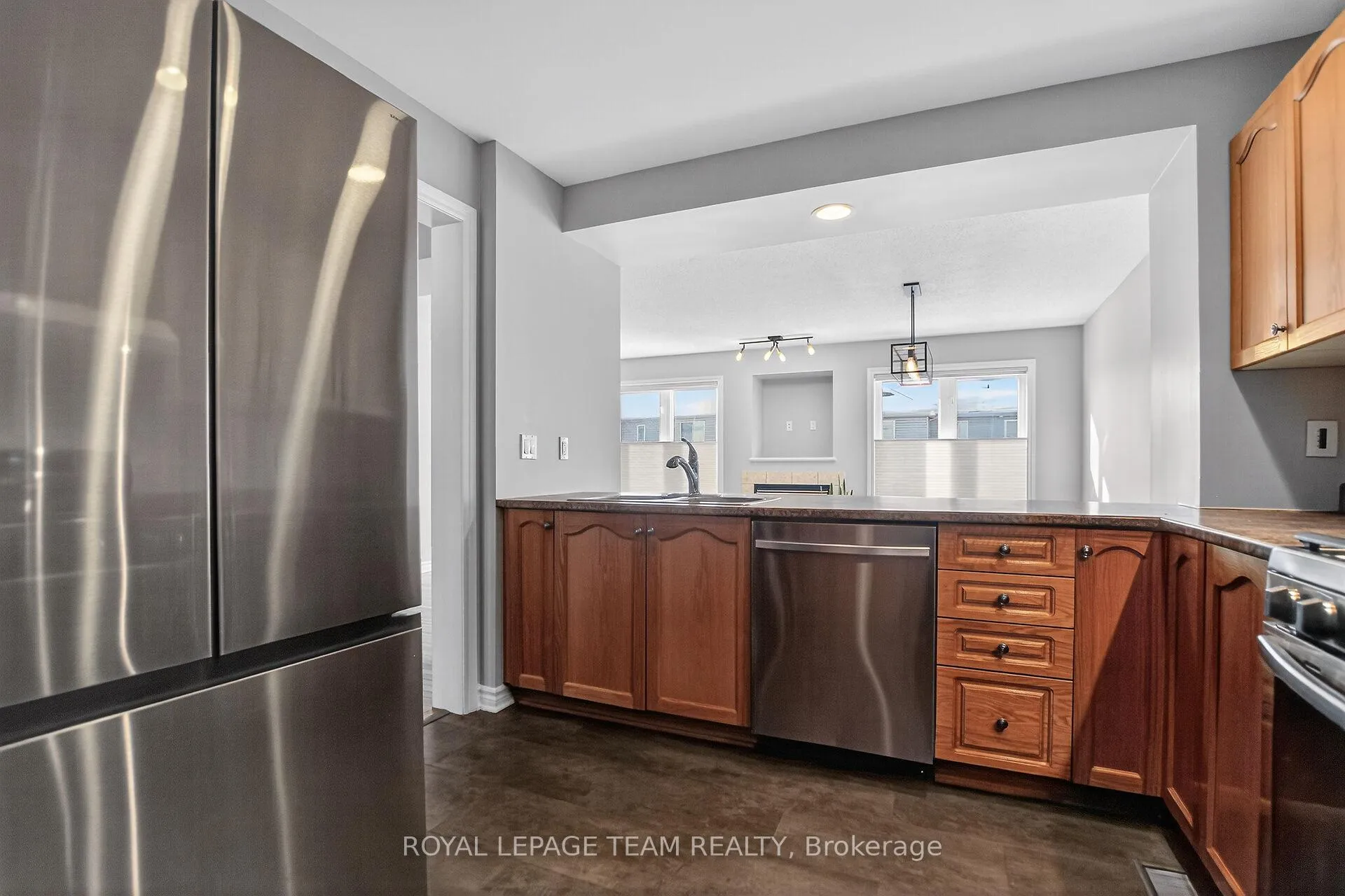 Photo 10 of 48 Saddlesmith Circle, Ottawa, Kanata - Emerald Meadows/Trailwest — HOMEH