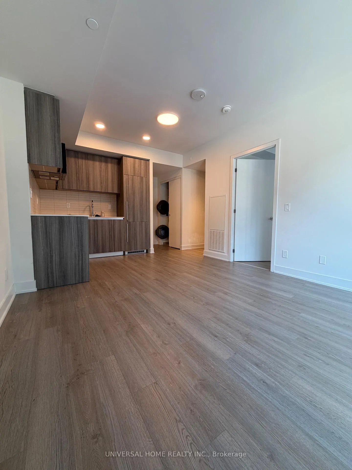 Front of Unit 905, 8 Cumberland Street N