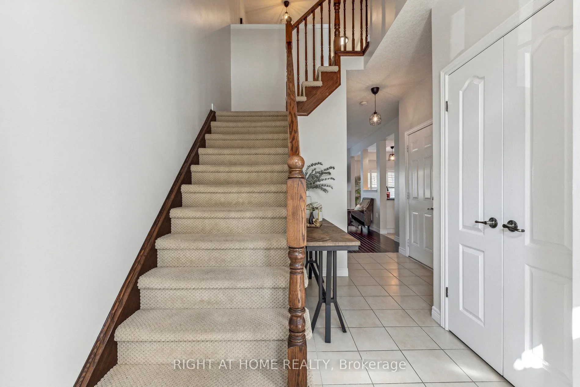 Photo 5 of Unit 6, 40 Dartmouth Gate, Hamilton, Lakeshore — HOMEH