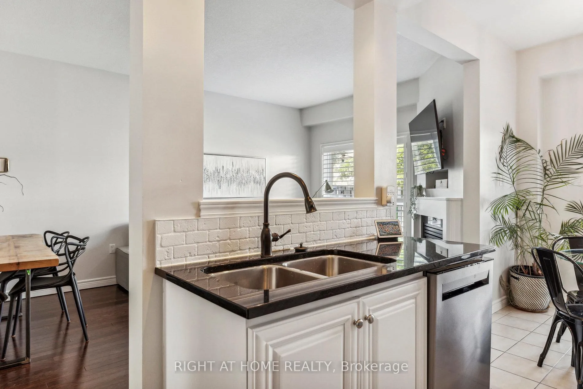 Photo 20 of Unit 6, 40 Dartmouth Gate, Hamilton, Lakeshore — HOMEH