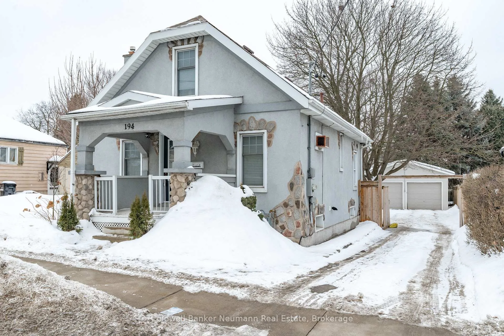 Front of 194 Dundas Street N