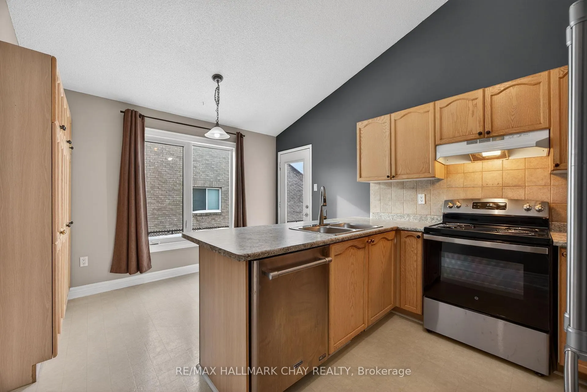 Photo 5 of 12 Webb Street, Barrie, Painswick North — HOMEH
