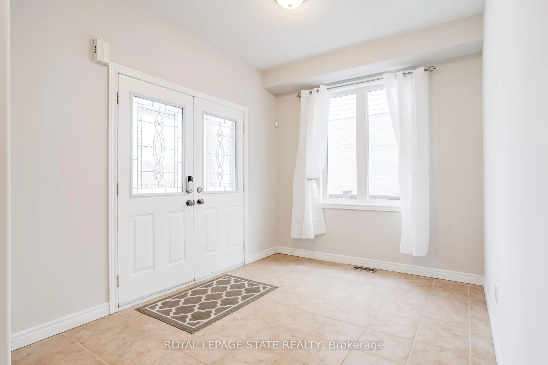 Photo 2 of 114 Armour Crescent, Hamilton, Meadowlands — HOMEH