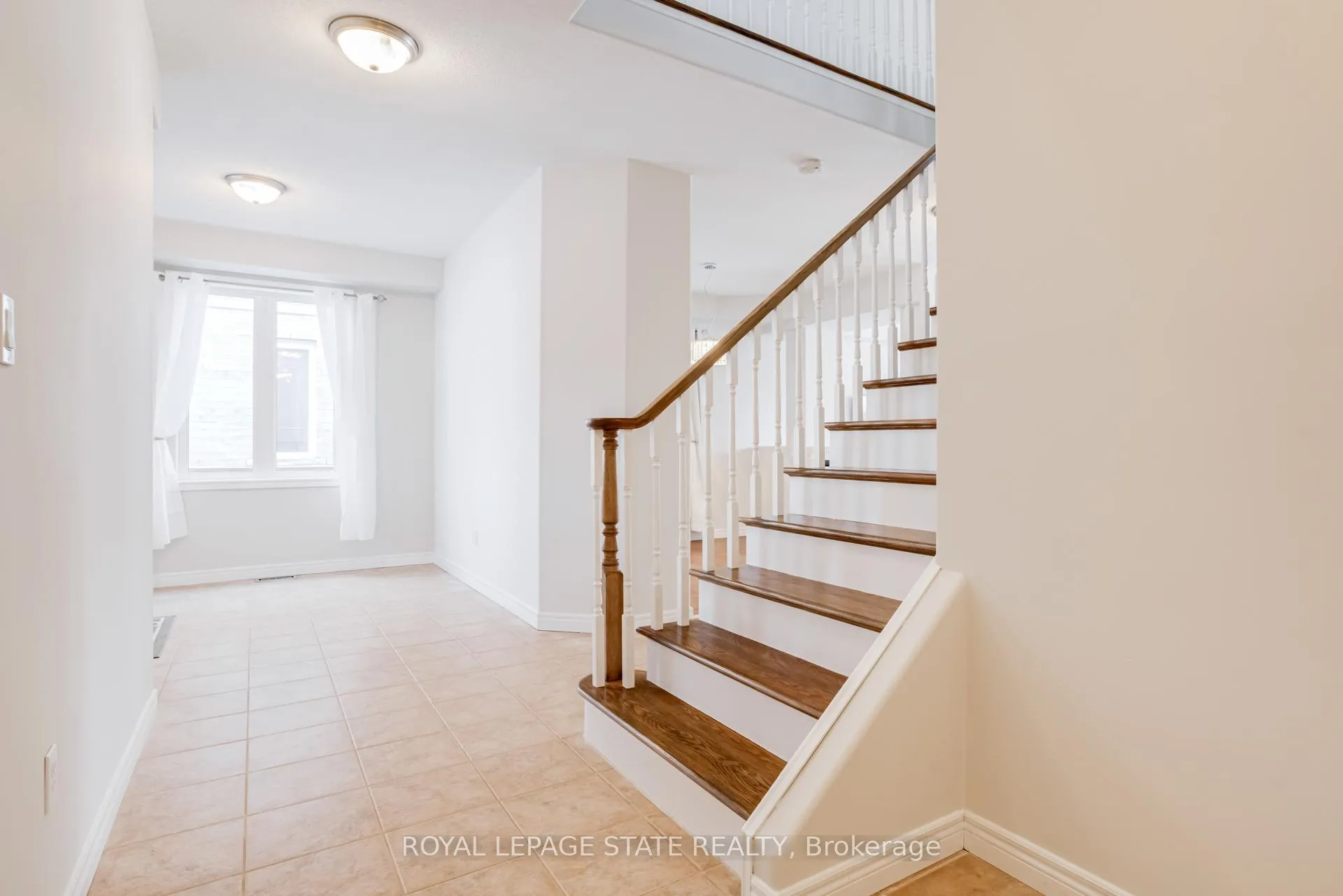 Photo 3 of 114 Armour Crescent, Hamilton, Meadowlands — HOMEH