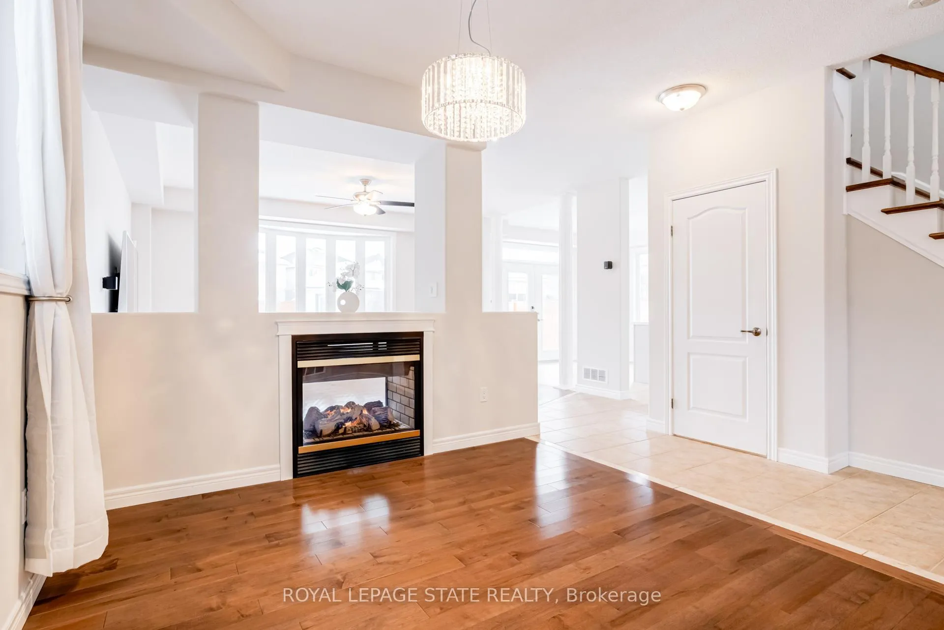Photo 5 of 114 Armour Crescent, Hamilton, Meadowlands — HOMEH