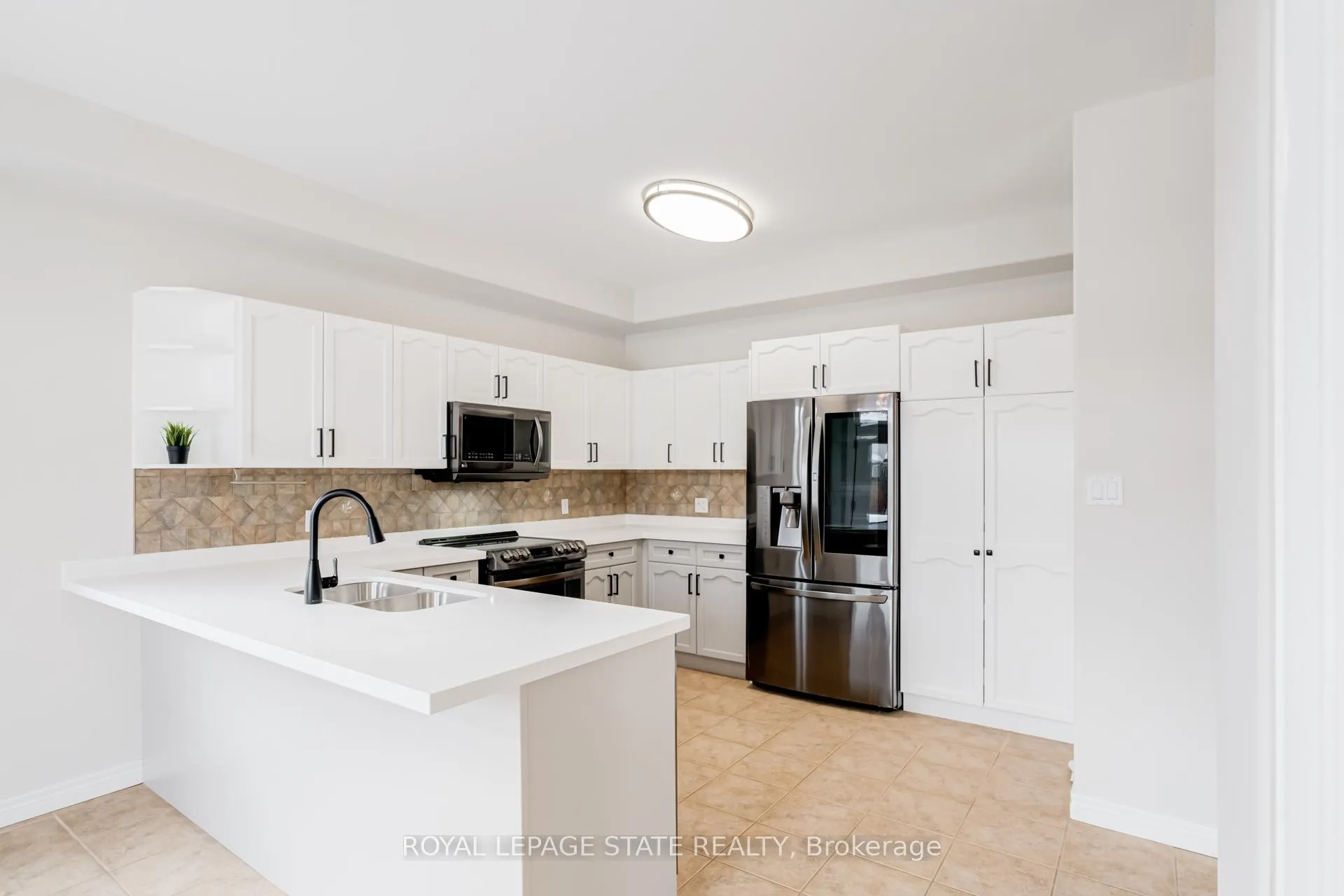 Photo 9 of 114 Armour Crescent, Hamilton, Meadowlands — HOMEH