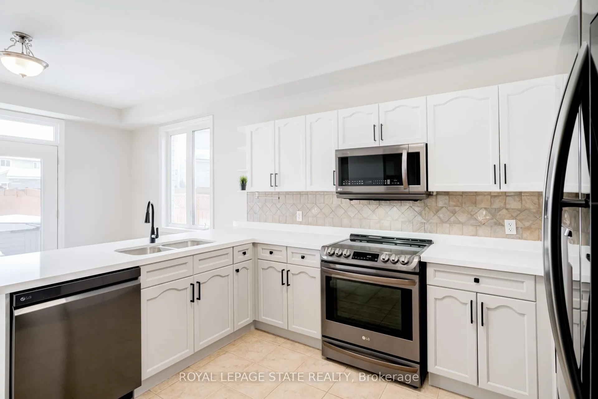 Photo 11 of 114 Armour Crescent, Hamilton, Meadowlands — HOMEH