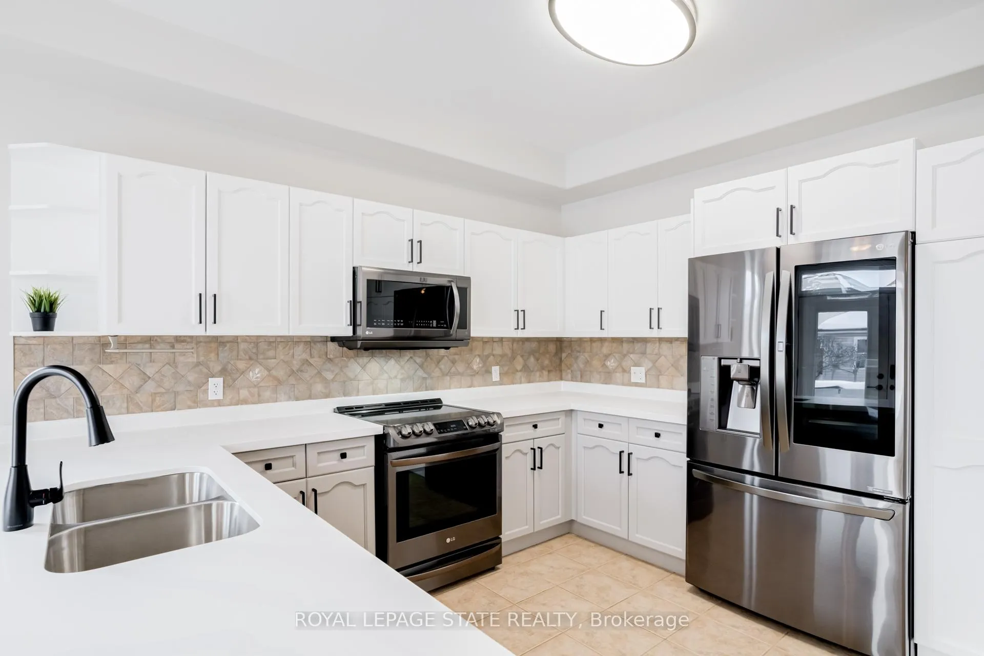 Photo 12 of 114 Armour Crescent, Hamilton, Meadowlands — HOMEH