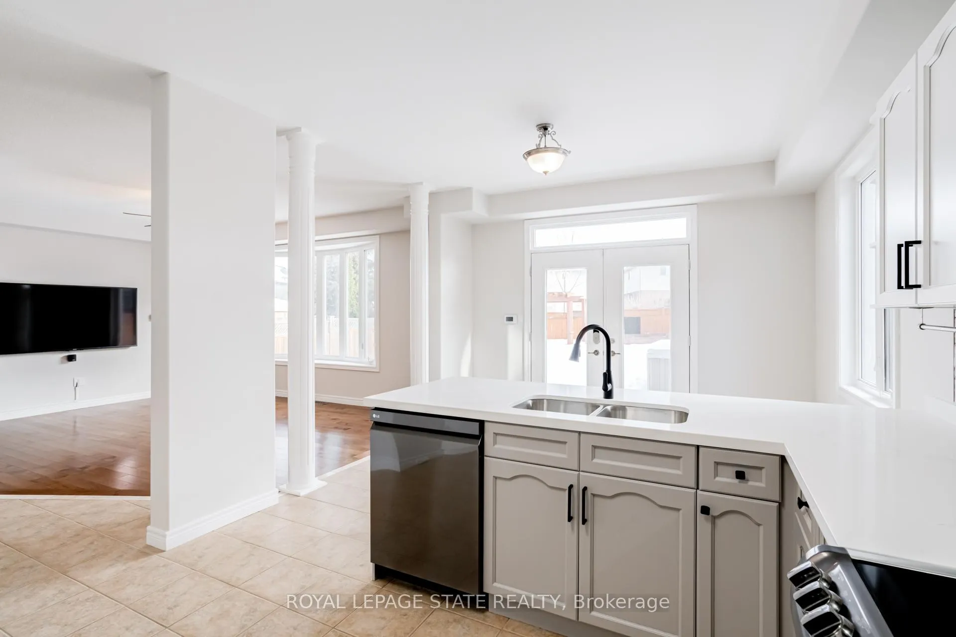 Photo 14 of 114 Armour Crescent, Hamilton, Meadowlands — HOMEH