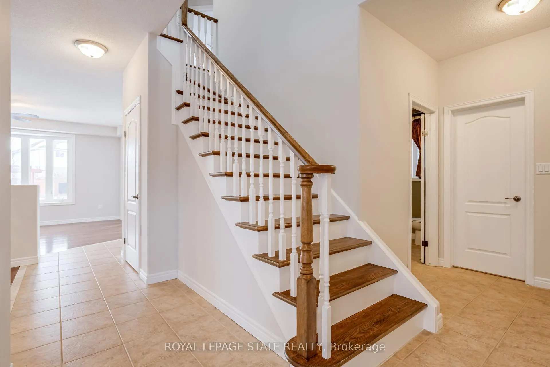 Photo 18 of 114 Armour Crescent, Hamilton, Meadowlands — HOMEH