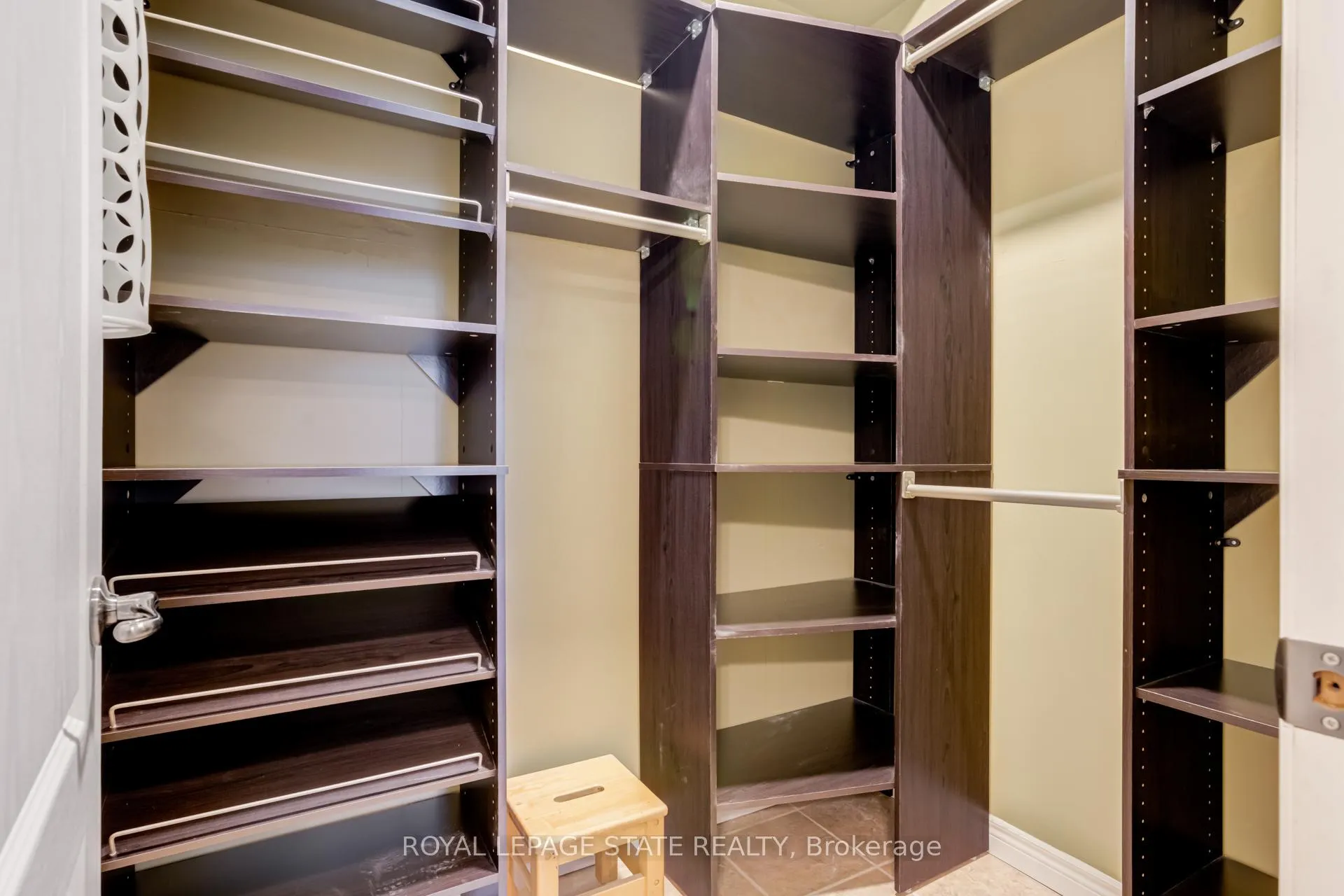 Photo 19 of 114 Armour Crescent, Hamilton, Meadowlands — HOMEH