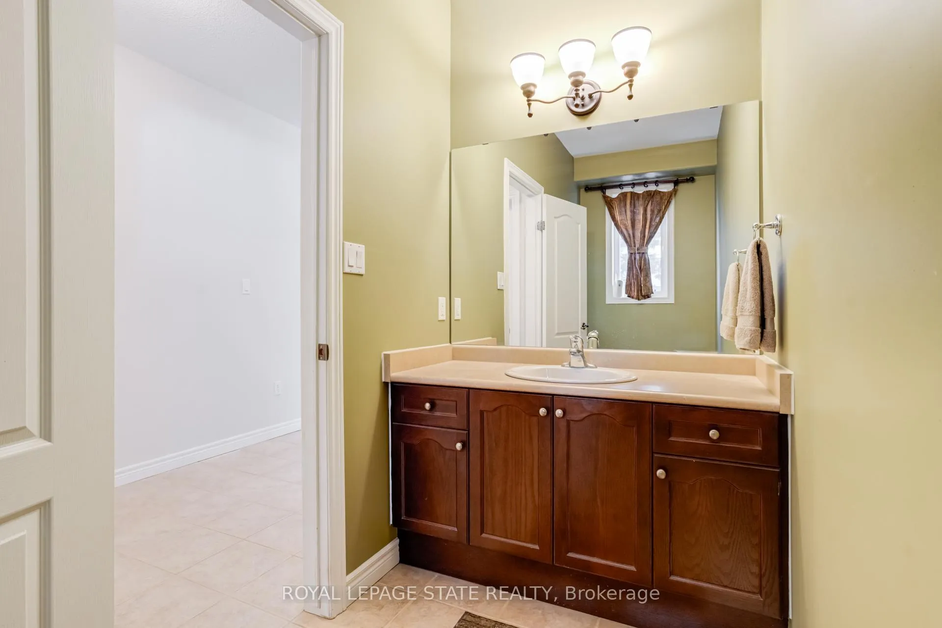 Photo 20 of 114 Armour Crescent, Hamilton, Meadowlands — HOMEH