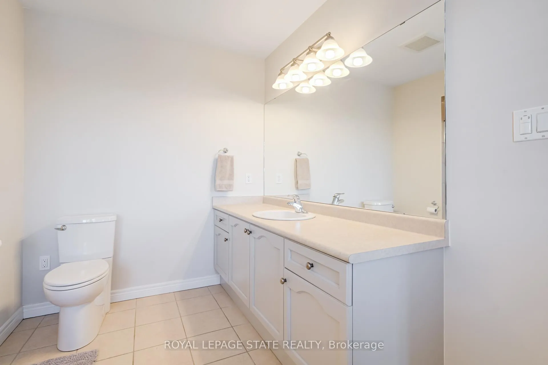 Photo 26 of 114 Armour Crescent, Hamilton, Meadowlands — HOMEH