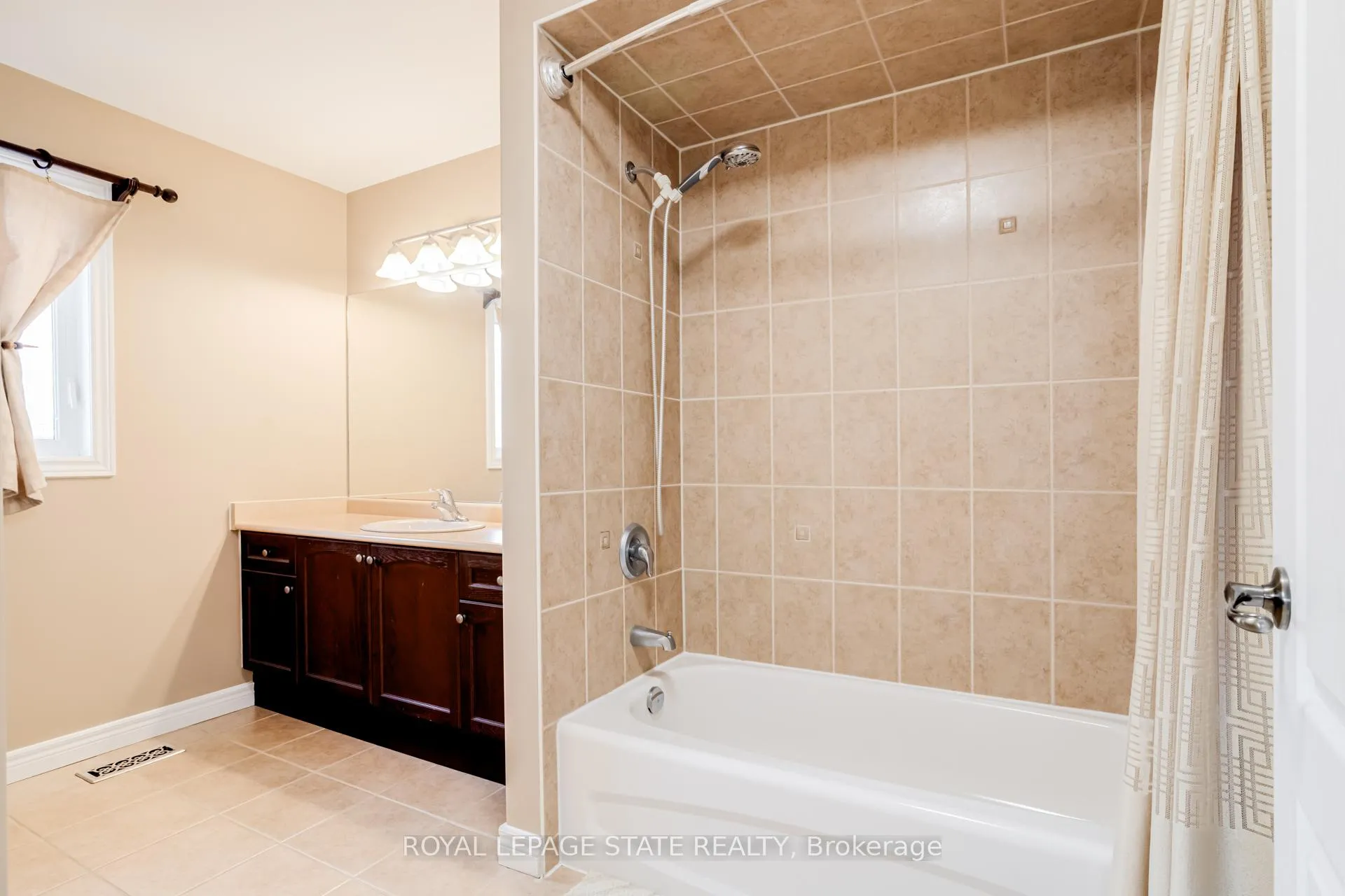 Photo 34 of 114 Armour Crescent, Hamilton, Meadowlands — HOMEH
